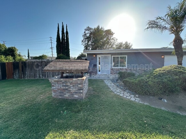 Building Photo - 6682 Suzanne Ln