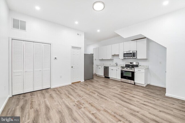 Photo - 665 Washington Blvd