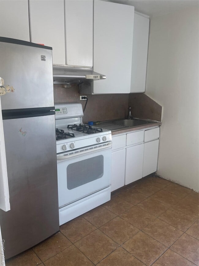 Photo - 87-16 260th St