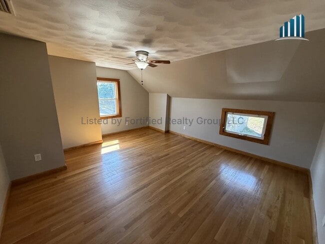 Building Photo - 132 Hall St Unit 3
