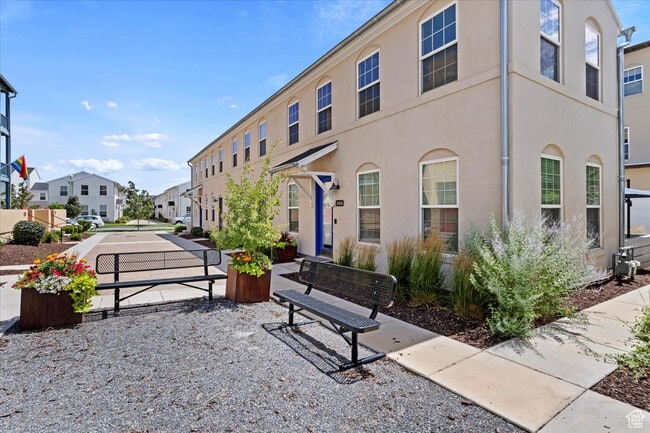 Building Photo - 10606 S Redknife Dr