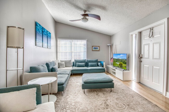 Photo - 619 Waterside Dr