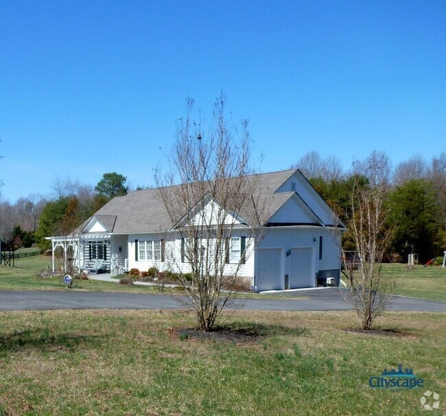 Building Photo - ALL UTILITIES INCLUDED - Spacious apartmen... Rental
