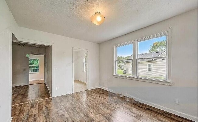 Photo - 1718 Mc Millan St