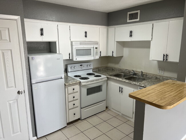 TERRIFIC TWO BEDROOMS ONE BATHRROM REMODEL... - TERRIFIC TWO BEDROOMS ONE BATHRROM REMODEL... Apartment Unit 4