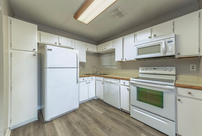 Kitchen Area - 913 St Landry St Unit #8