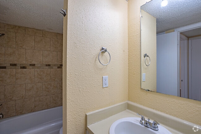 1BR, 1BA - 765SF - Bathroom
