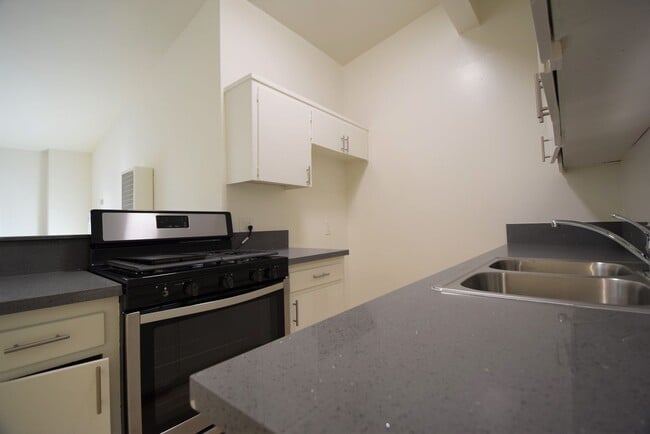 Photo - 15156 Dickens St