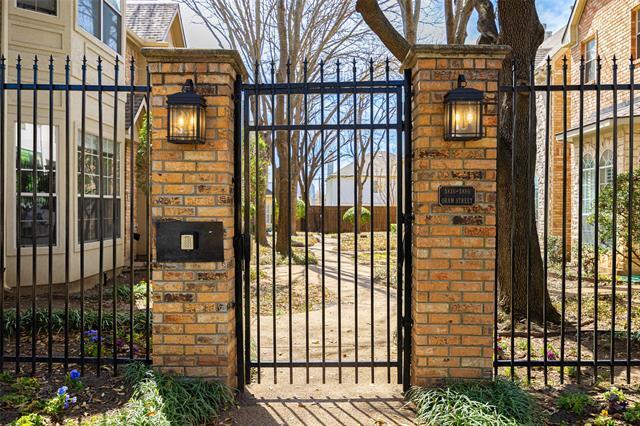 Photo - 5856 Oram St