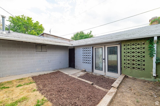 Photo - 561 Beverly Ave Unit Massive 1,562 Sq Ft Garag