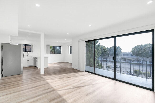 Photo - 1310 S Barrington Ave