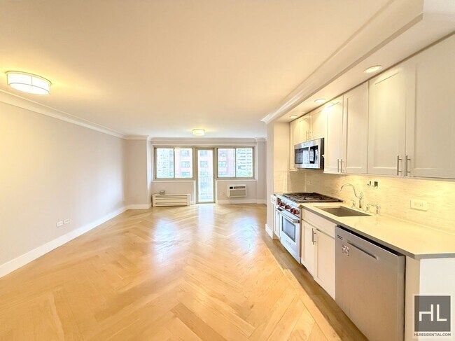 Photo - Renovated 3 bed 1 bath with Laundry / Balcony / WEST 93 STREET Unidad 7C
