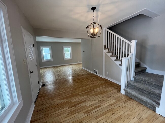 Photo - 180 Gillett St