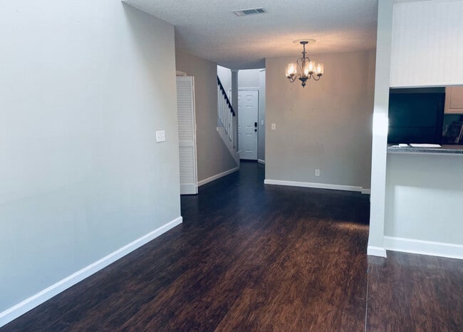 Photo - 327 Yorkshire Cir