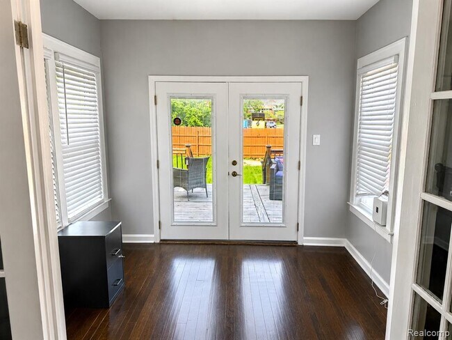 Photo - 7336 Kipling Ave