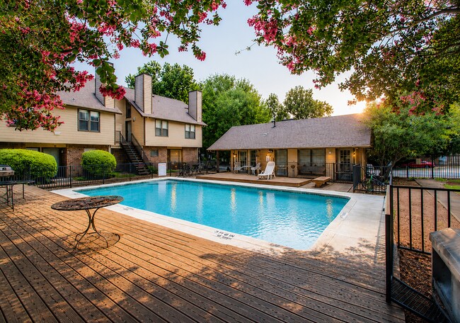 Building Photo - AVAILABLE NOW; APPLY ON OUR WEBSITE TODAY!!! - 2 WEEKS FREE!! Unit 214