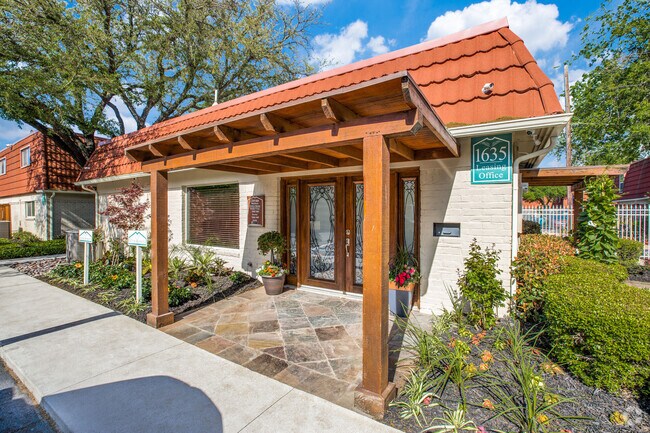 Building Photo - Tucasa Townhomes