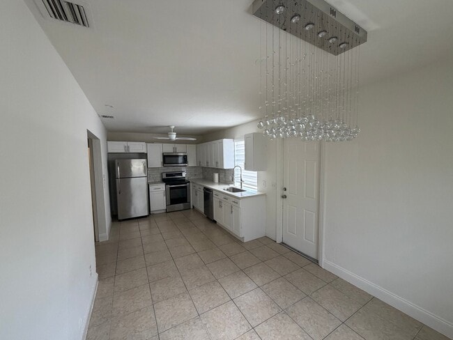 713 SW 5th Ct