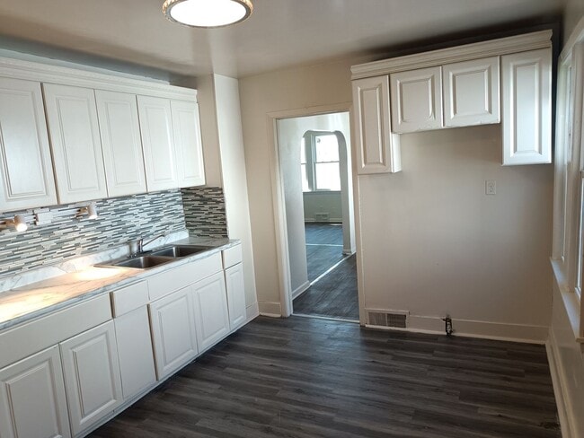 3 Bedroom Single Family Home with Off stre... - 3 Bedroom Single Family Home with Off stre...