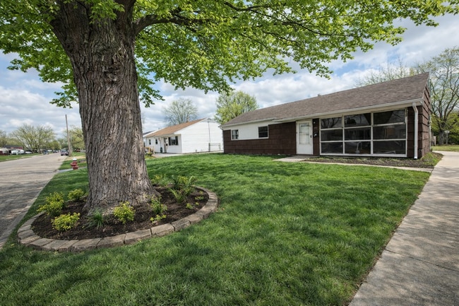 Building Photo - 411 Pinewood Ave