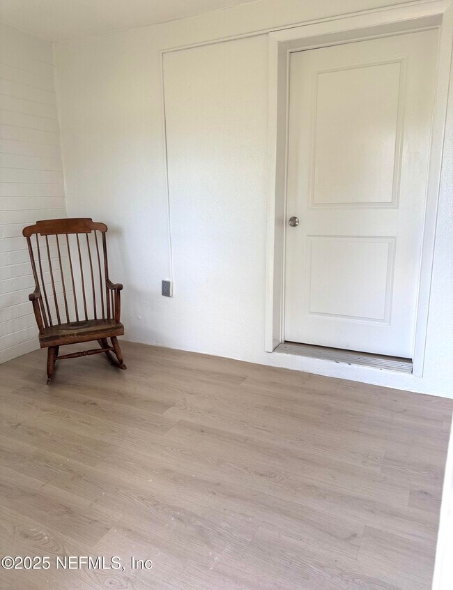 Photo - 2584 Wisteria St