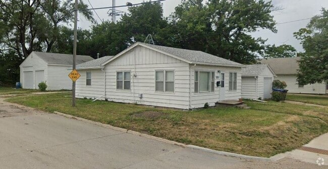 Building Photo - 3 Bedroom Home with Huge Detached Garage!