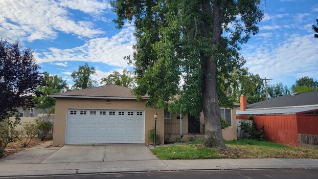 1422 Kingsbury Ave