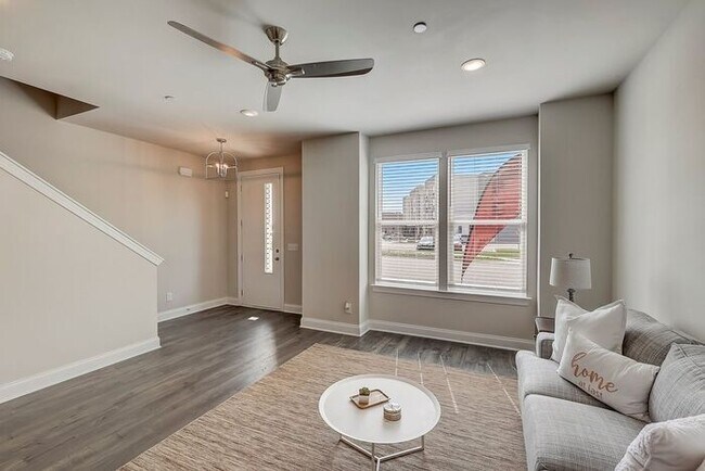 Photo - 1001 Lifford Ln