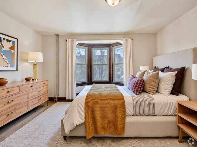 Building Photo - Large Four Bedroom In York! Rental