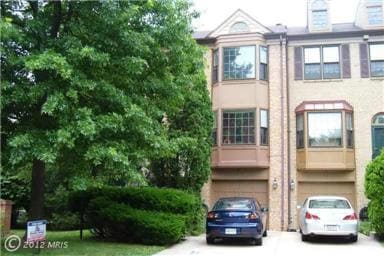 LUXURY END UNIT TOWNHOUSE - LUXURY END UNIT TOWNHOUSE