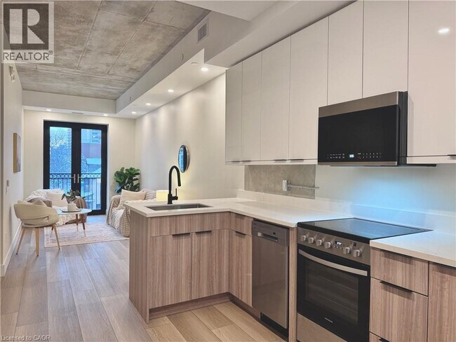 Photo - 169 James St S Unité 401