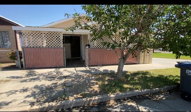 Building Photo - 704 Lucard St Rental