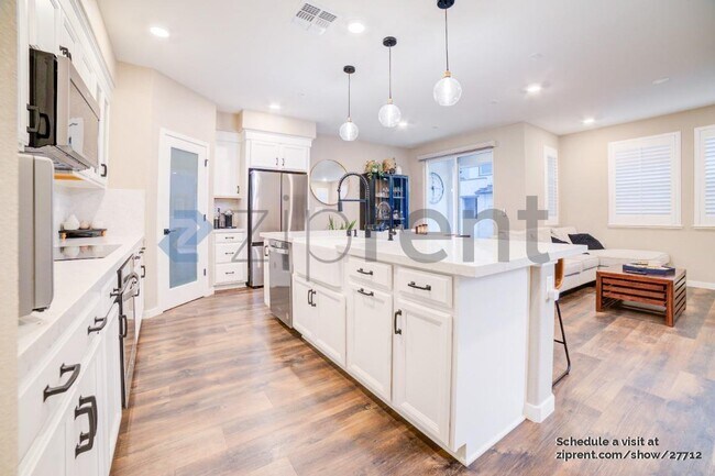 Photo - 3081 Beaded Mist Walk