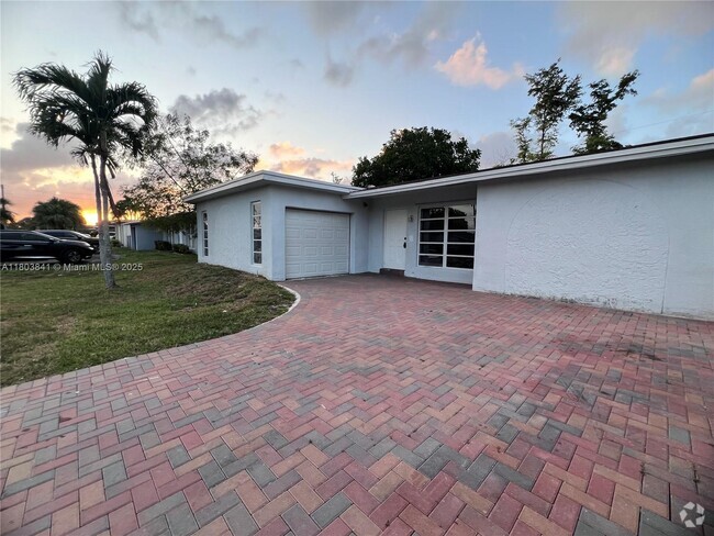 Building Photo - 11431 NW 35th St Rental
