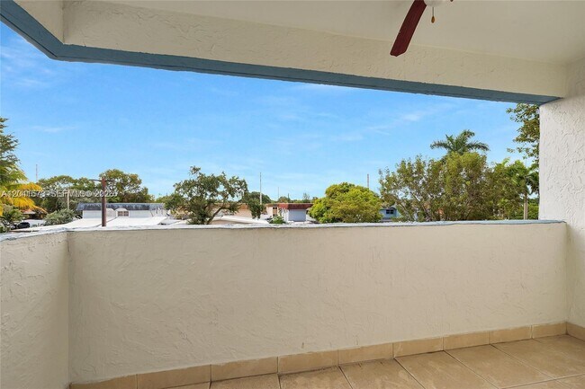5050 NW 7th St Unit 202