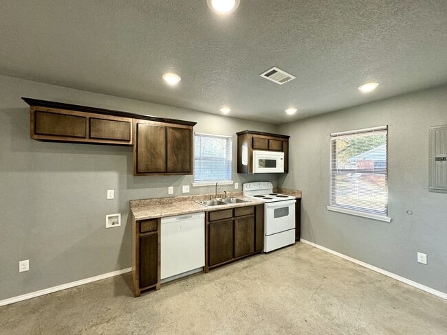 102 Graceanne Ln