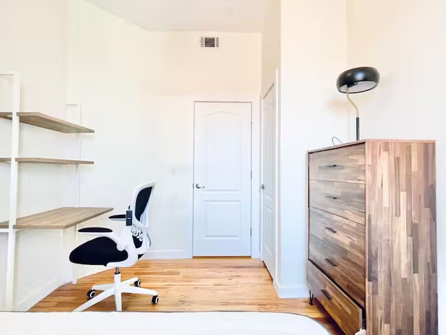 Photo - Furnished room/NOT APARTMENT Unit 5