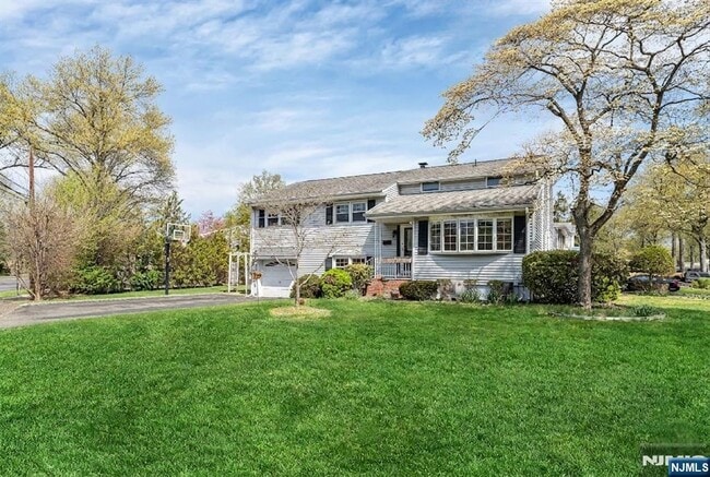 Building Photo - 542 Nagle St