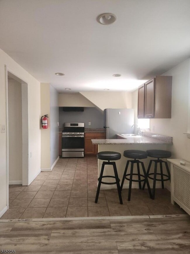 Photo - 525 Maple Ave