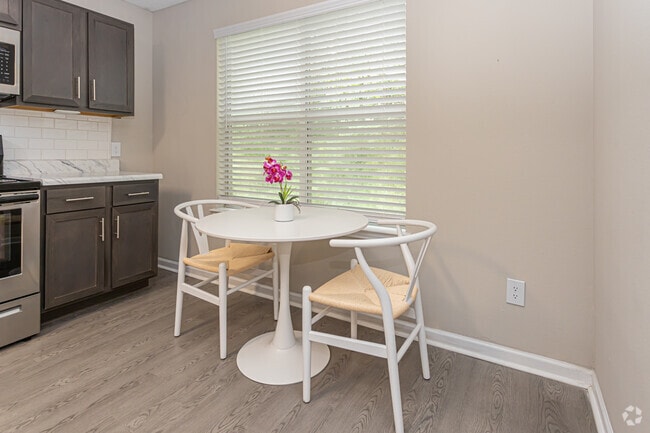 2BR, 2BA - 980SF