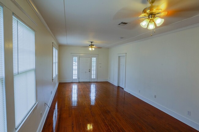 Building Photo - Elba &amp; Rendon St Unit 4500 Rental