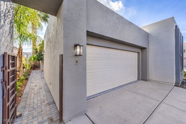 Photo - 111 Twin Towers Ave