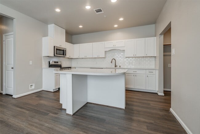 Building Photo - 137 Pk Pl Cir Unit A