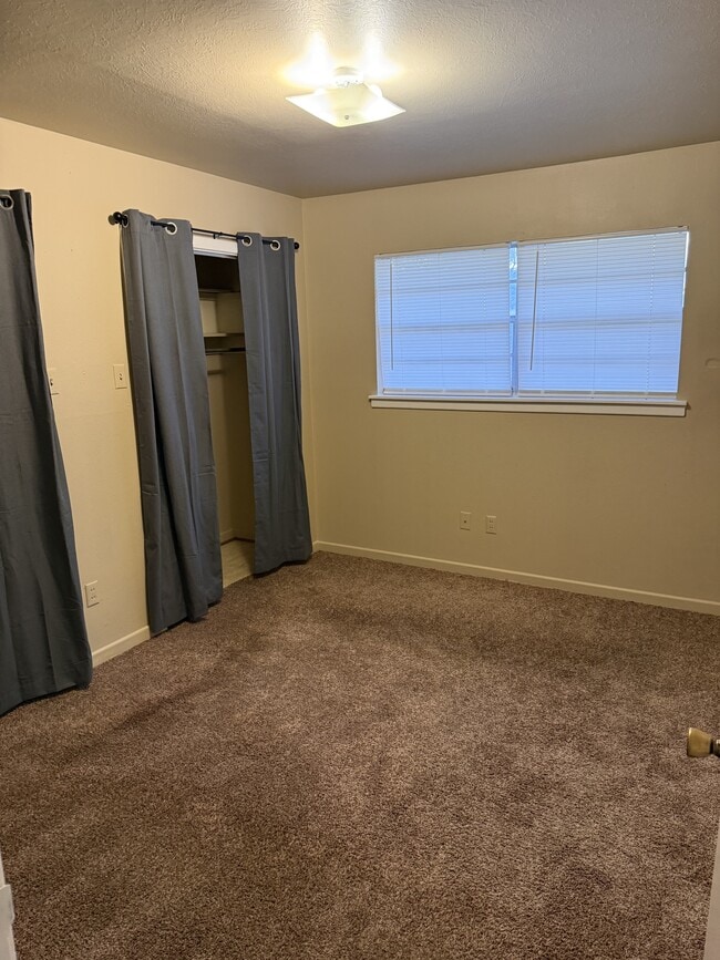 Photo - 910 W Lennon Dr