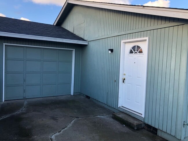 Photo - 2 bedroom 1 bath duplex in Cottage Grove!