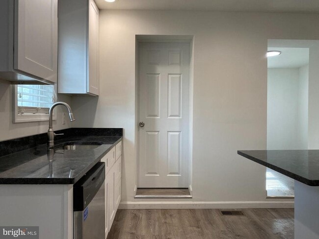 Photo - 920 Young St