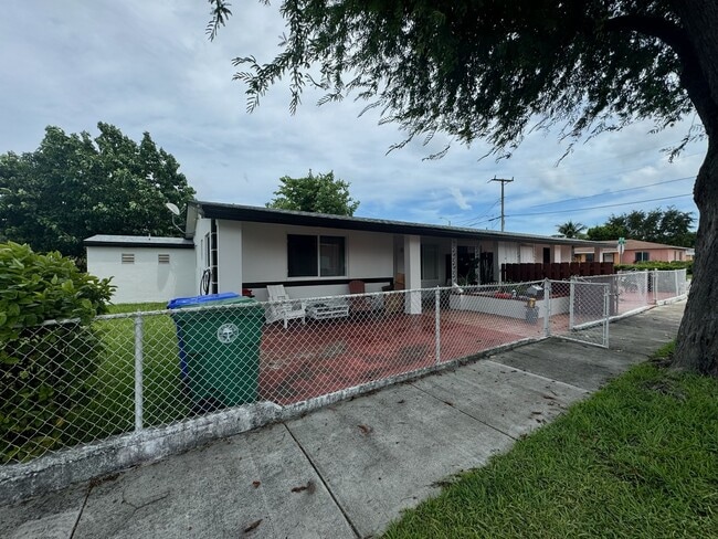 Building Photo - 985 SW 34th Ave