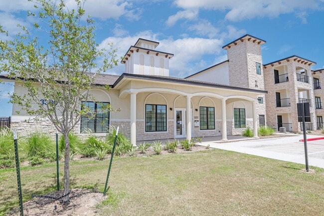 Avanti Legacy Emerald Point Apartments