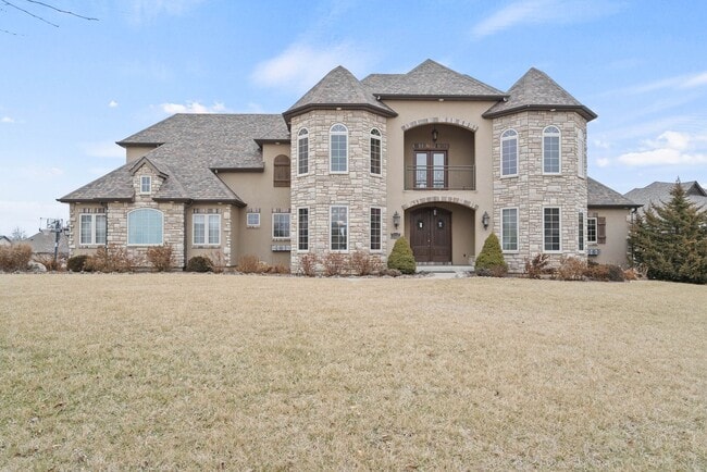Large 5 Bedroom Home W/ Fenced yard - Large 5 Bedroom Home W/ Fenced yard