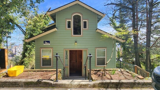 Building Photo - 2400 SW Hoffman Ave Unit 1